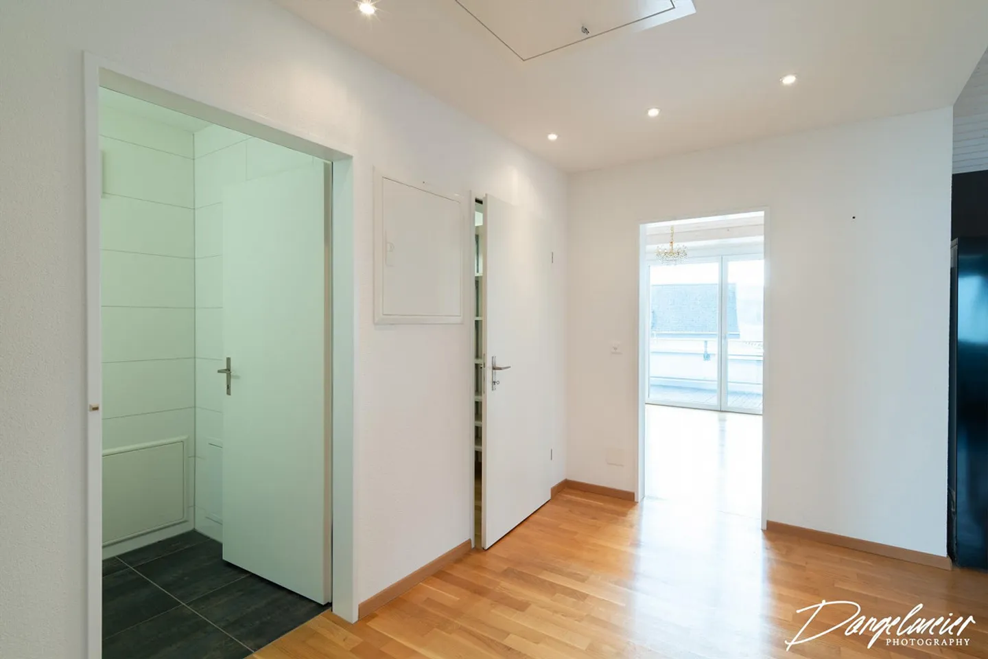 Appartement penthouse moderne de 4,5 pièces avec garage souterrain à Beringen - Photo 2 sur 14