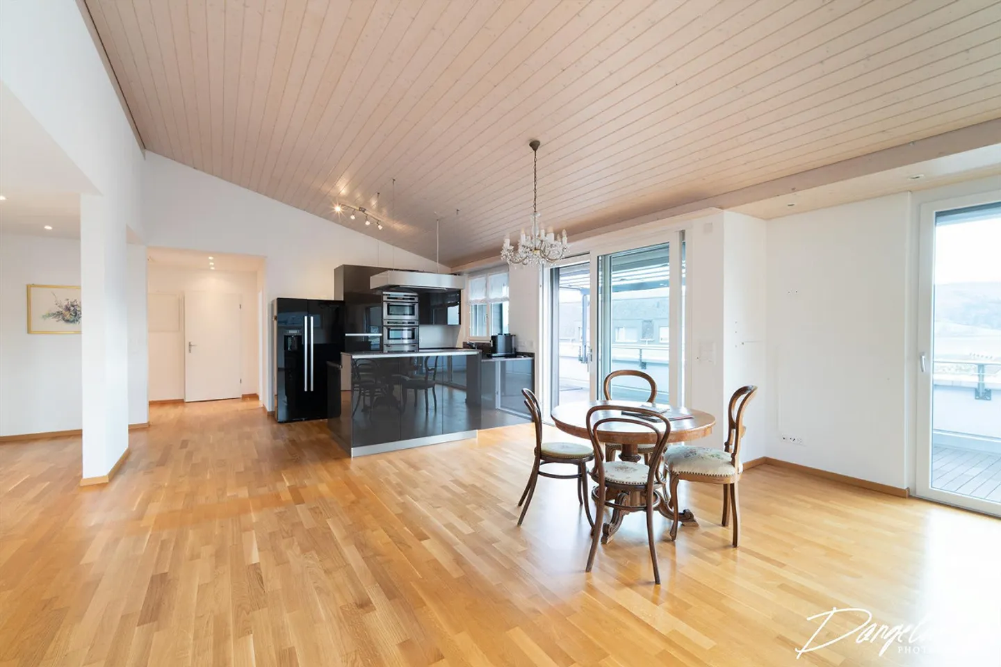 Appartement penthouse moderne de 4,5 pièces avec garage souterrain à Beringen - Photo 1 sur 14