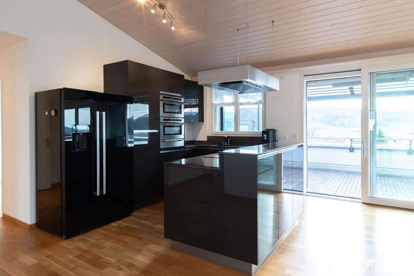 Appartement penthouse moderne de 4,5 pièces avec garage souterrain à Beringen - Photo 3 sur 14