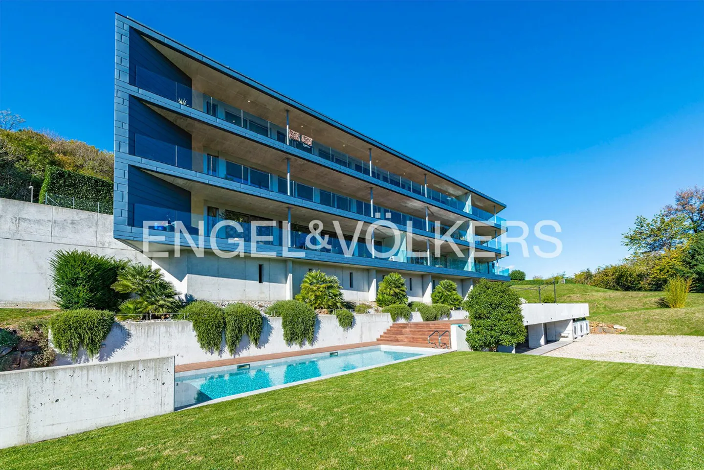 Sunny apartment in an exclusive residence in Montagnola - Photo 2 of 13