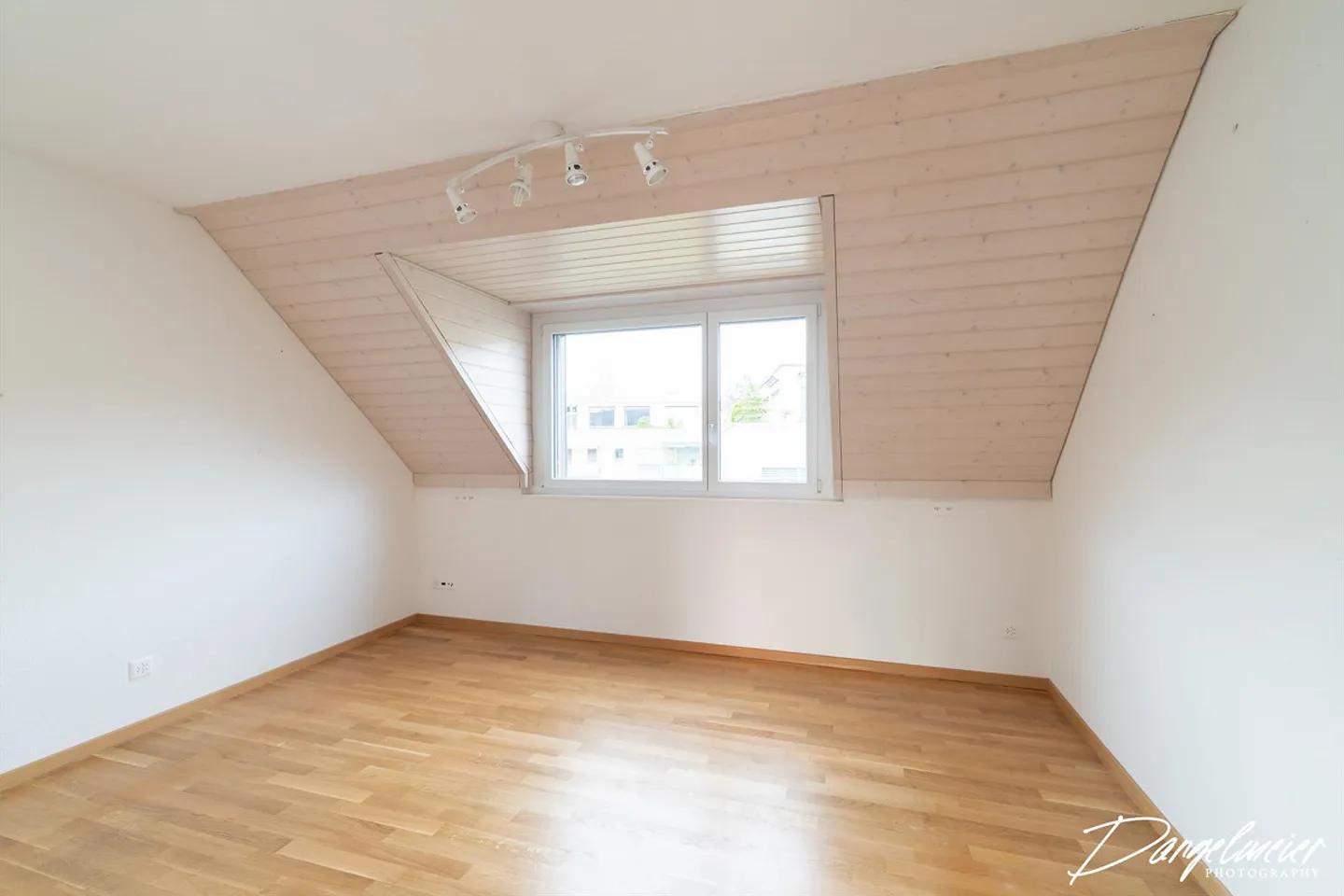 Appartement penthouse moderne de 4,5 pièces avec garage souterrain à Beringen - Photo 8 sur 14