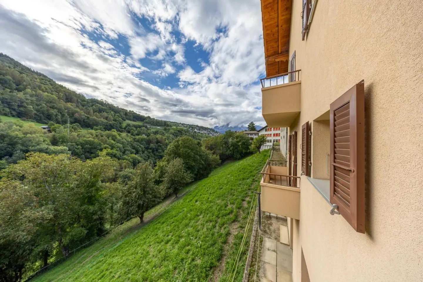Grande casa familiare con due appartamenti - Foto 2 di 17