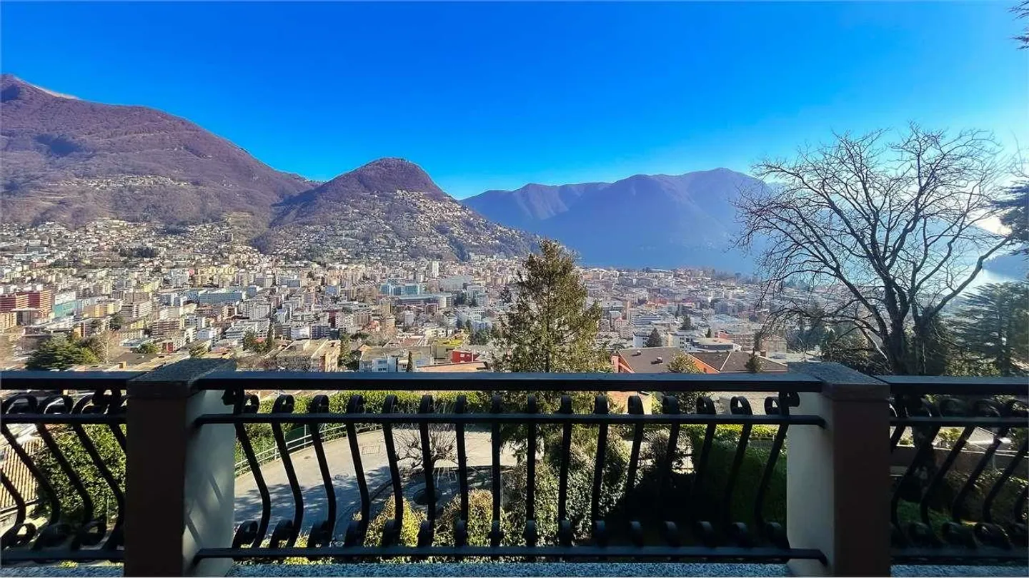 Elegante villa con piscina e romantica vista lago - Foto 1 di 13