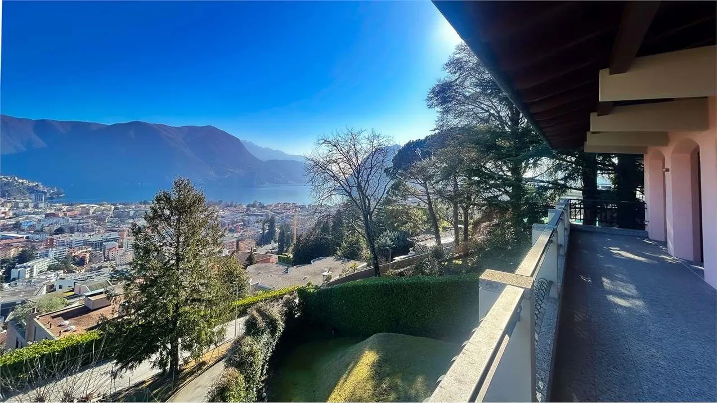 Elegante villa con piscina e romantica vista lago - Foto 2 di 13
