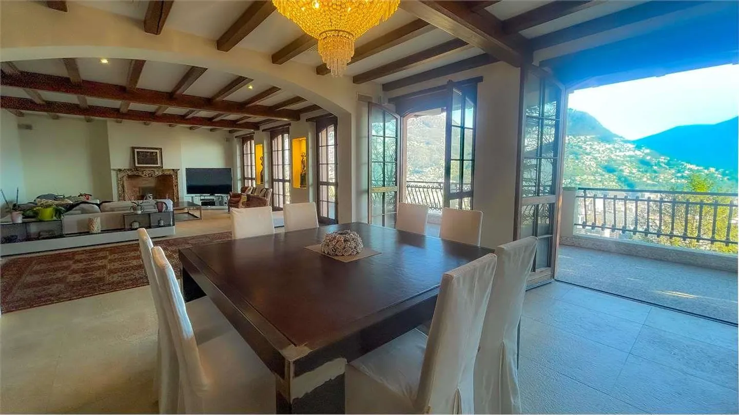 Elegante villa con piscina e romantica vista lago - Foto 3 di 13