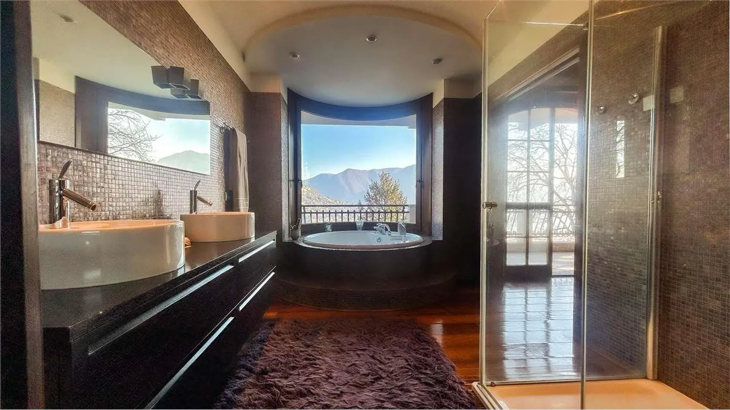 Elegante villa con piscina e romantica vista lago - Foto 8 di 13