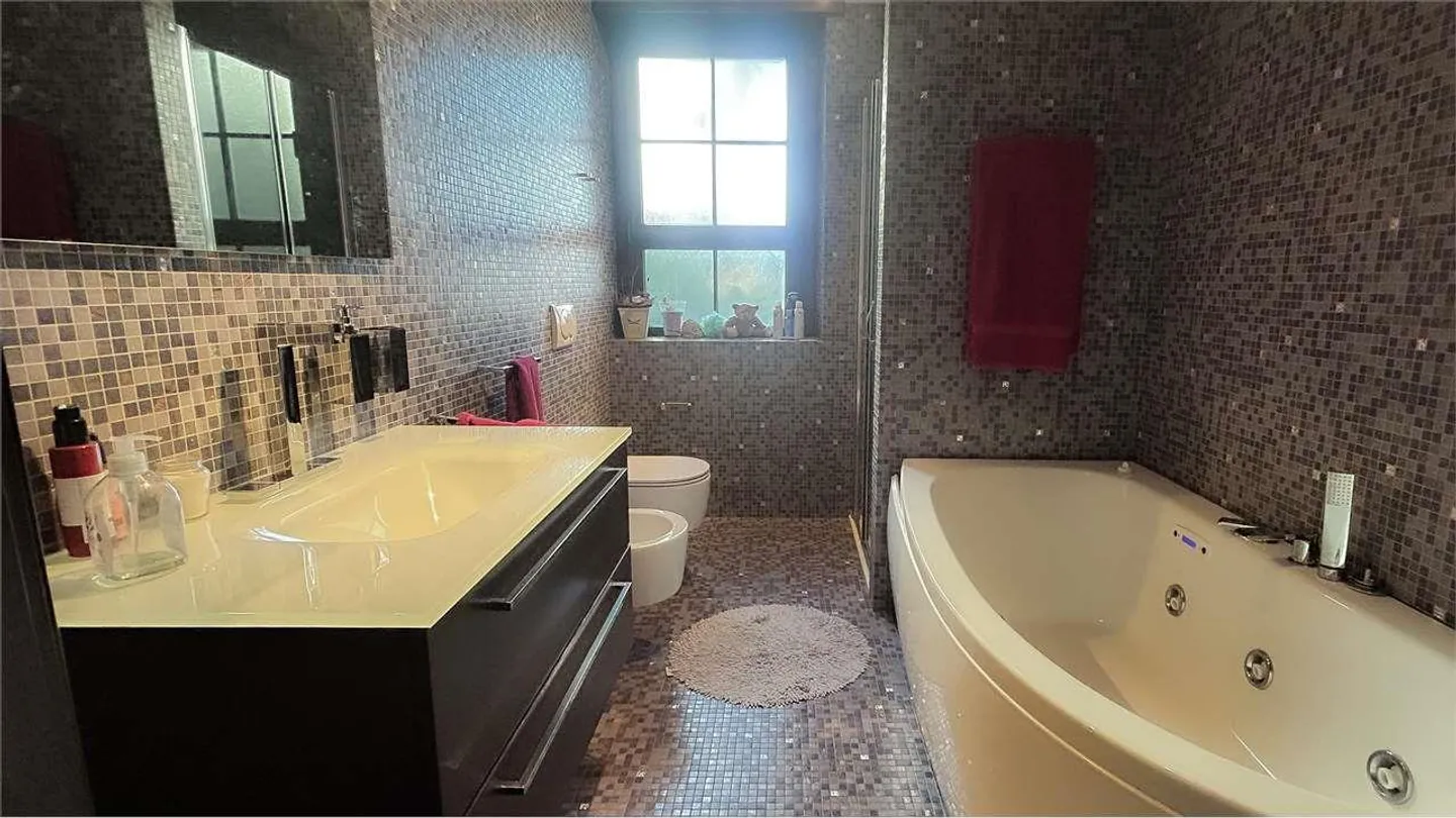 Elegante villa con piscina e romantica vista lago - Foto 10 di 13
