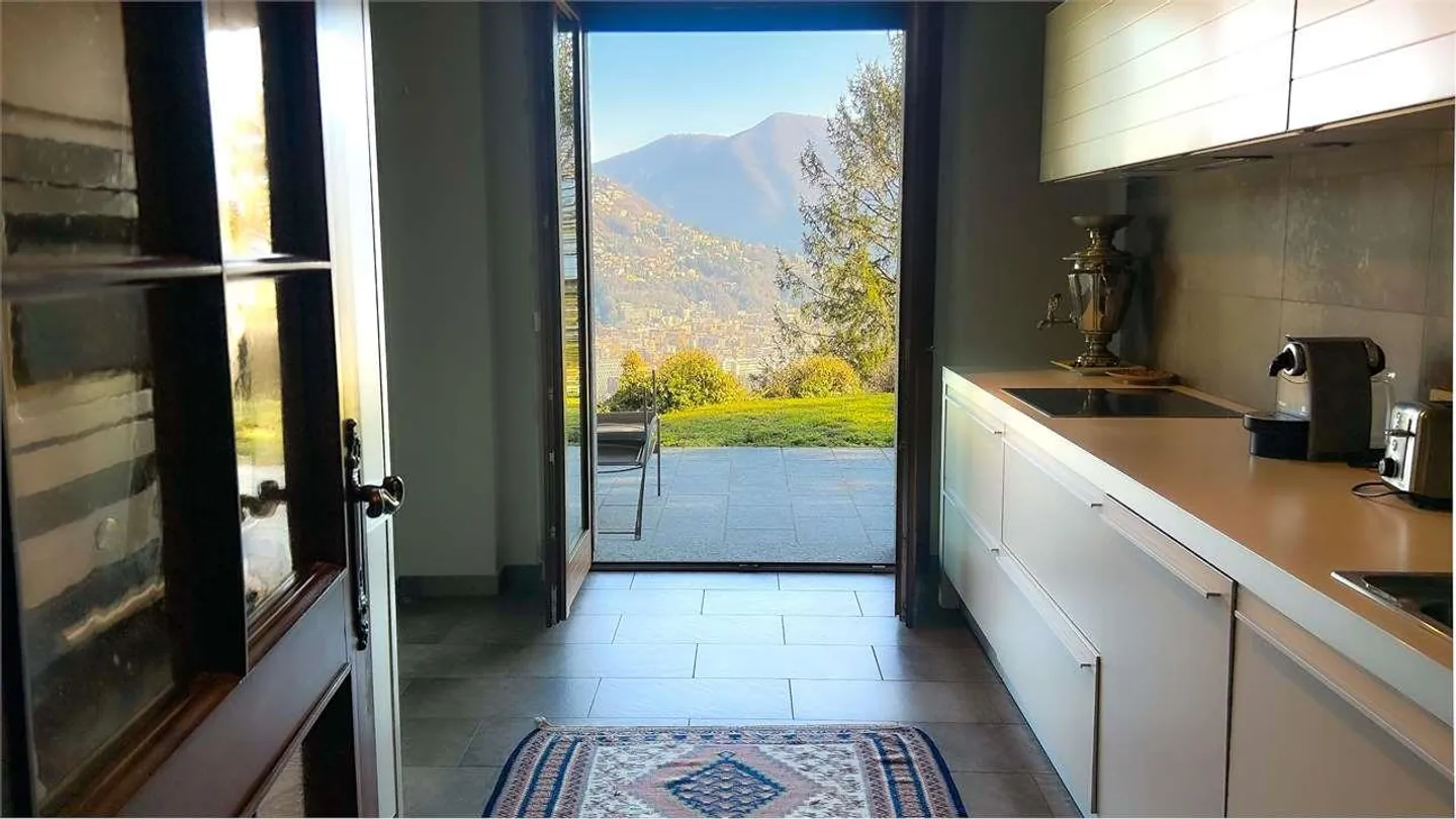 Elegante villa con piscina e romantica vista lago - Foto 11 di 13