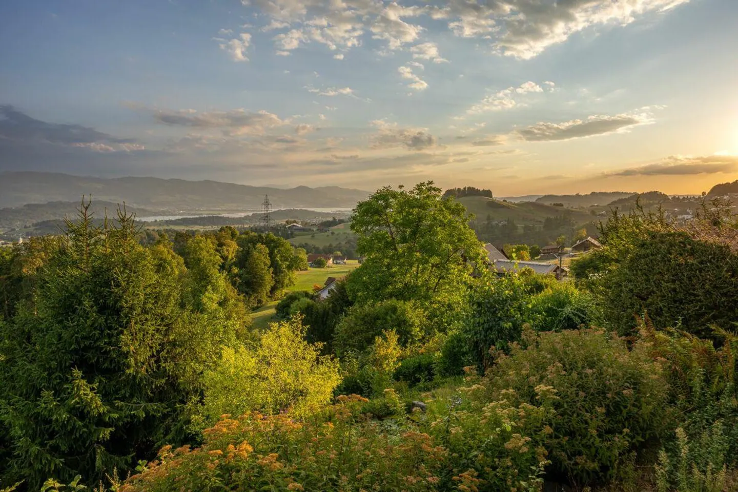 Exklusive Aussichtslage mit Weitblick über die Linthebene bis zum Z... - Photo 1 of 6