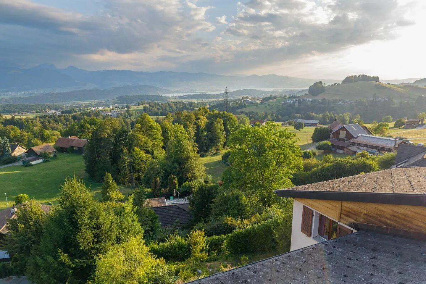 Exklusive Aussichtslage mit Weitblick über die Linthebene bis zum Z... - Photo 2 of 6