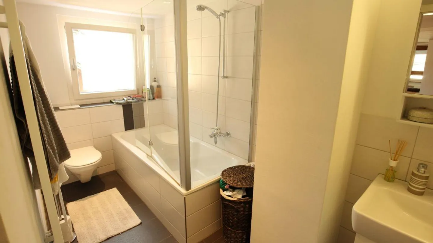 Charming Apartment by the Lake - Photo 5 of 9