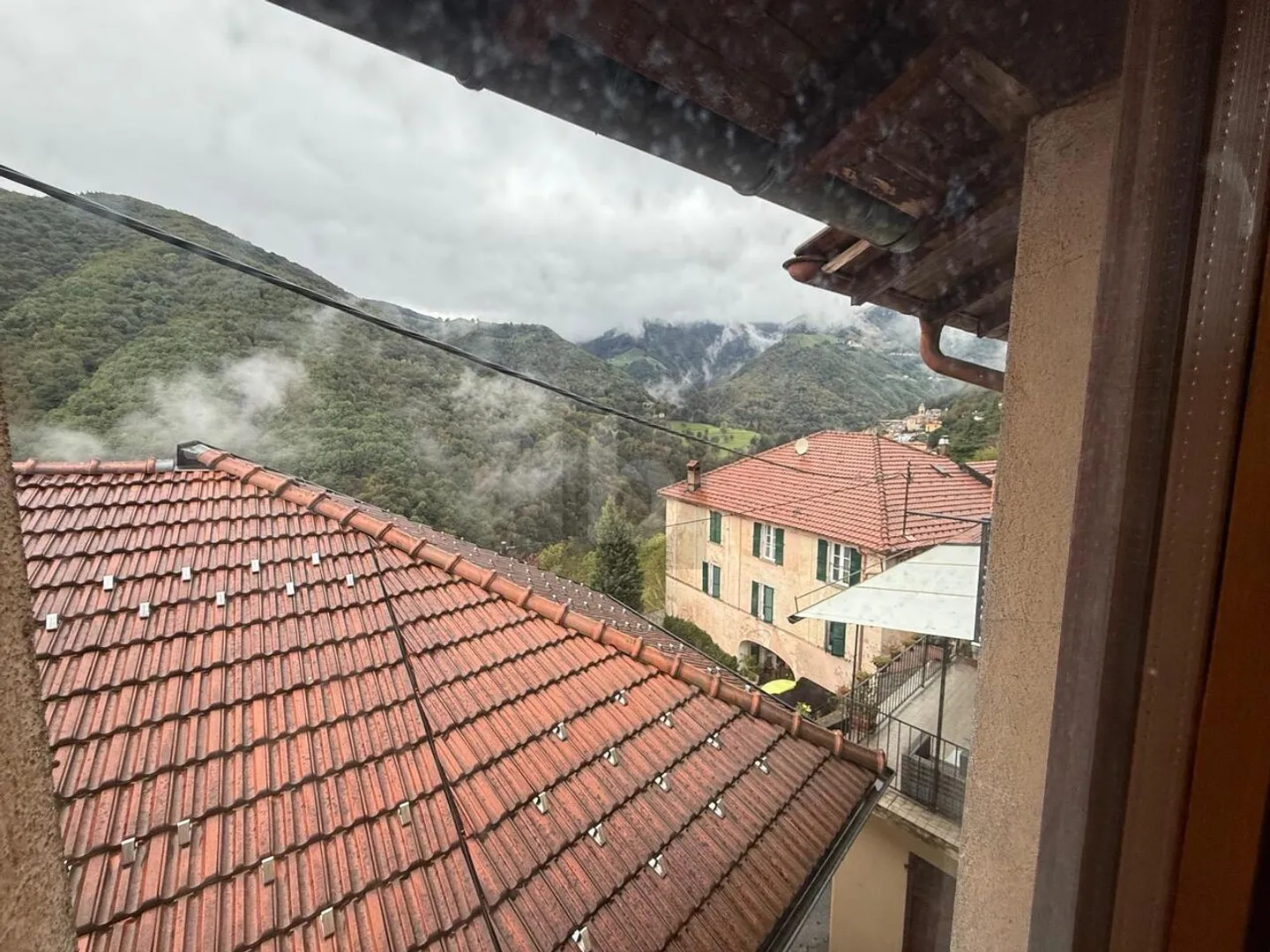 ZENTRALE LAGE MIT SCHÖNER AUSBLICK INS TAL - Foto 4 von 6