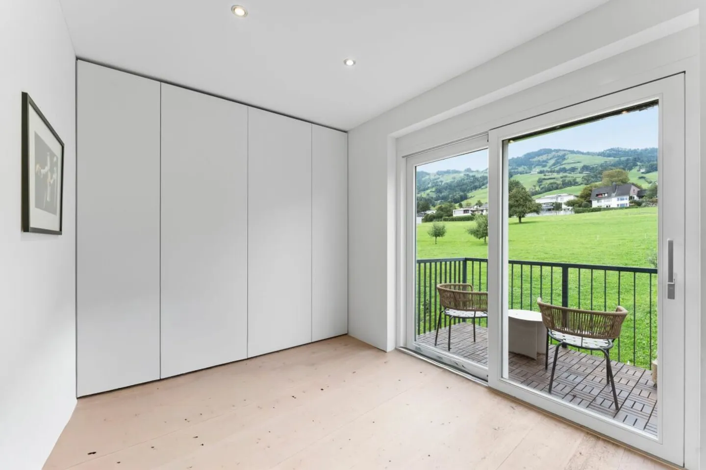 Stylish penthouse apartment with views of Mythen, lake and lush greenery - Photo 9 of 17