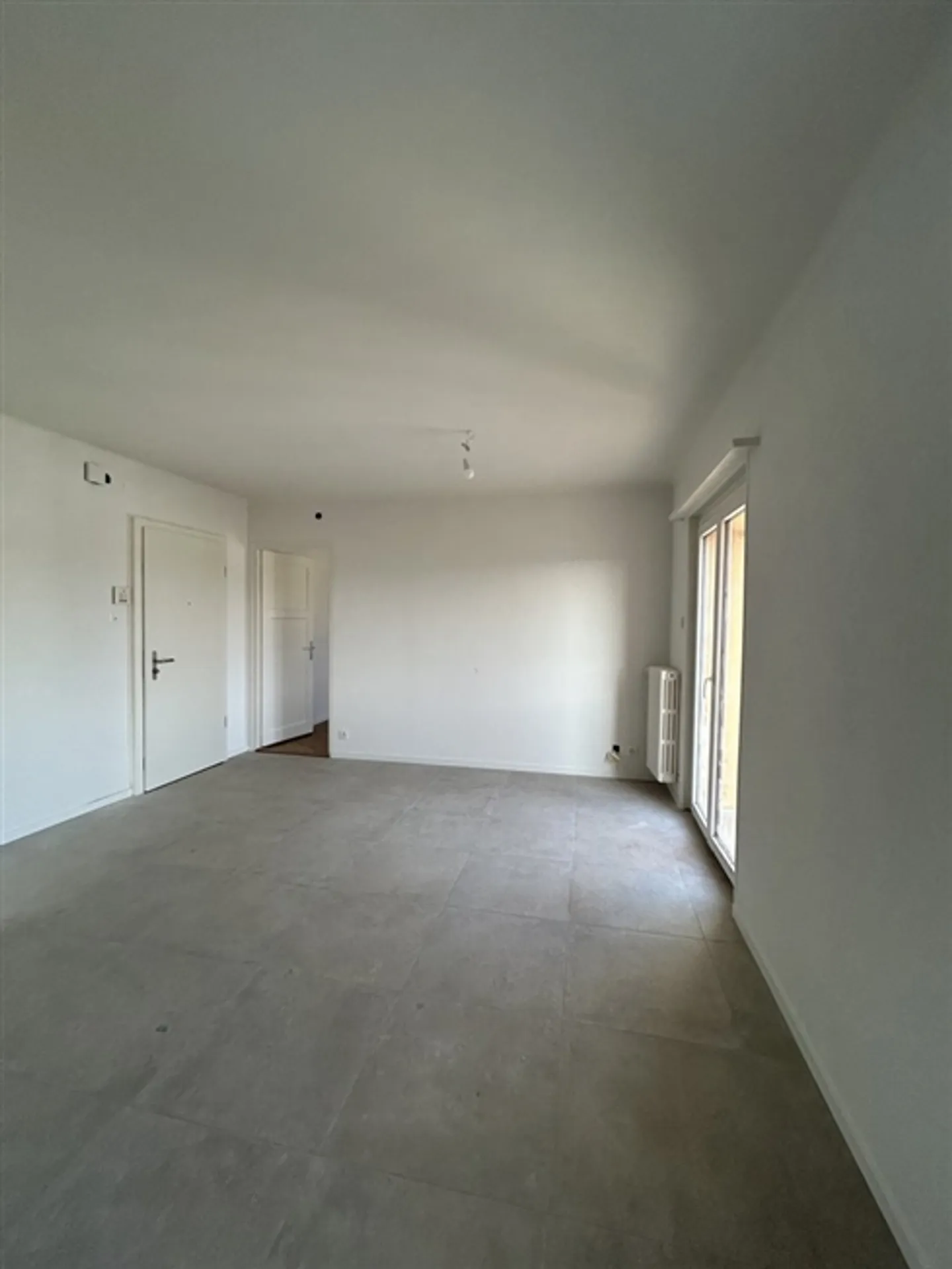 Completely Renovated 2-Room Apartment - Photo 5 of 7