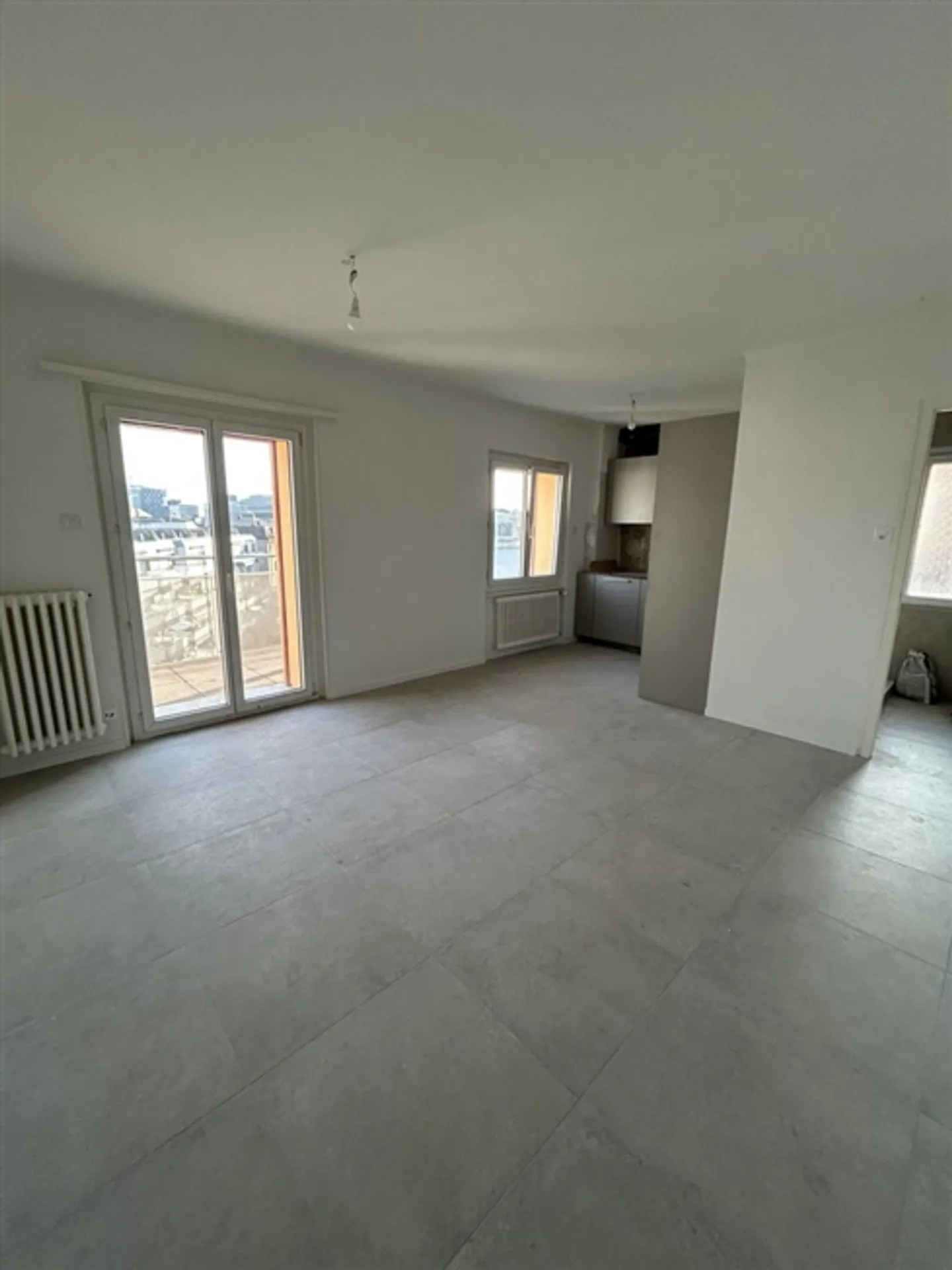 Completely Renovated 2-Room Apartment - Photo 6 of 7