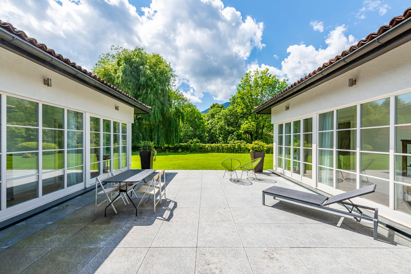 Elegante Villa mit Pool, umgeben von Grün - Foto 3 von 21