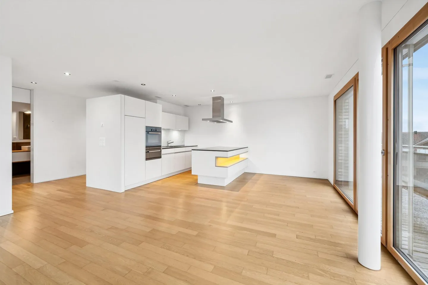 Living High2 in this beautiful penthouse apartment - Photo 6 of 10