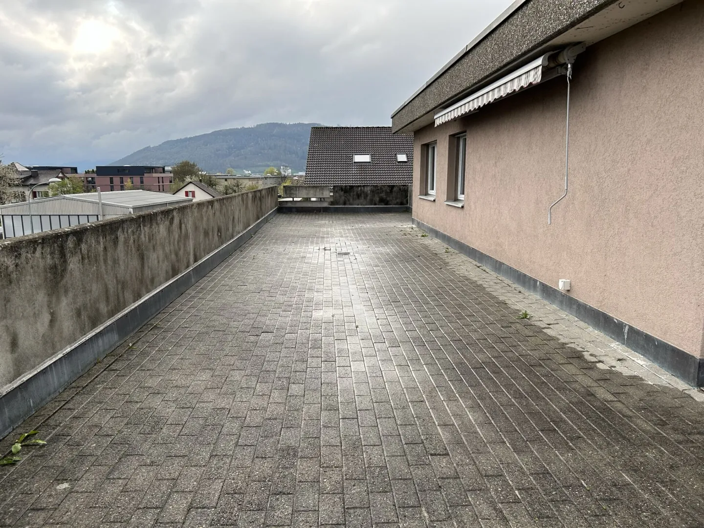 Appartement penthouse 3.5 pièces en excellent état, ascenseur, grande terrasse sur le toit avec vue imprenable - Photo 9 sur 16