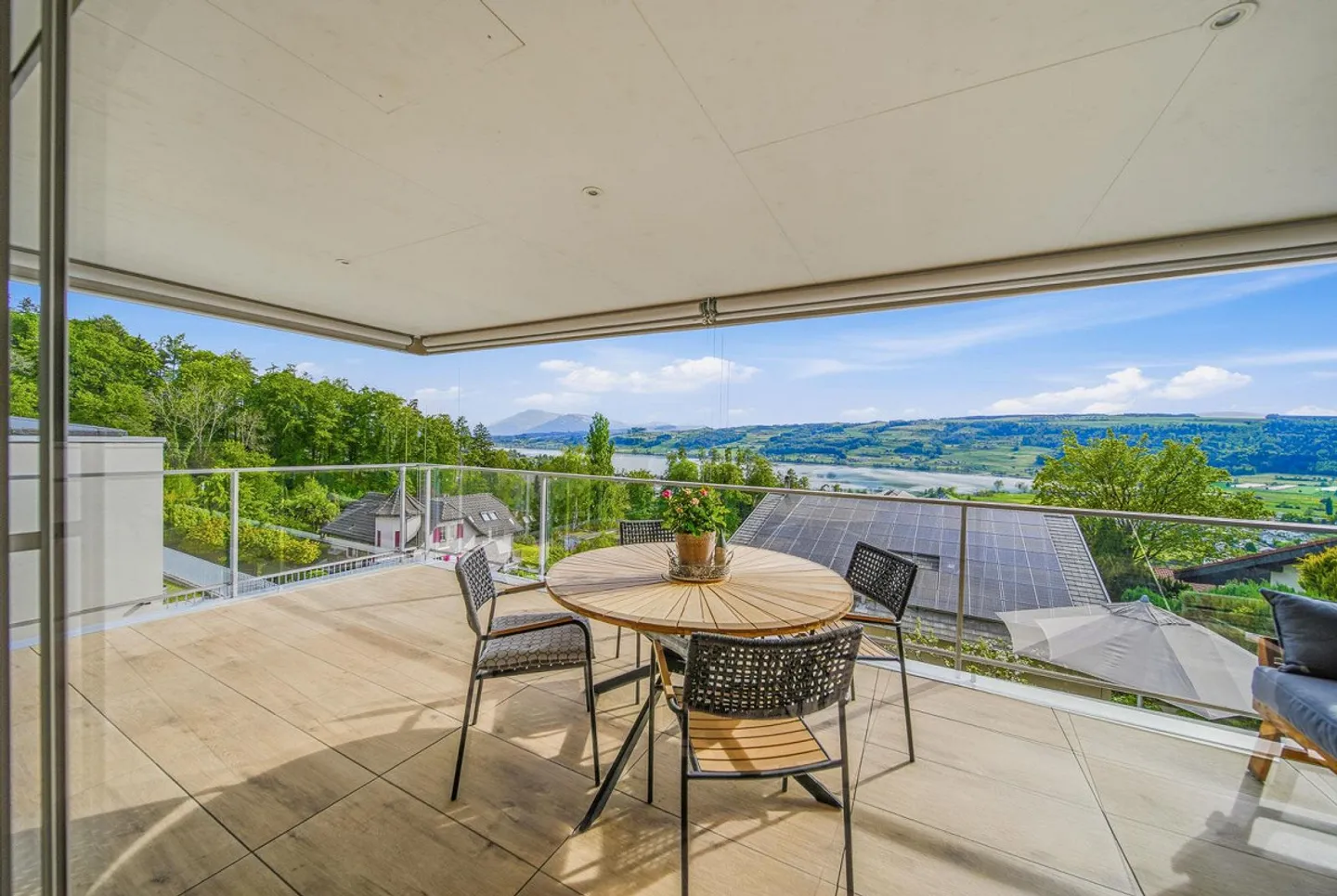 Casa Familiare Moderna con Vista Lago - Foto 1 di 5