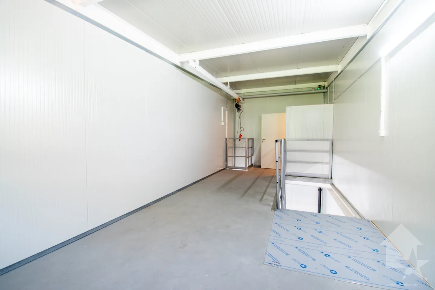 Roche, lot of 4 boxes and 9 parking spaces - Photo 2 of 6