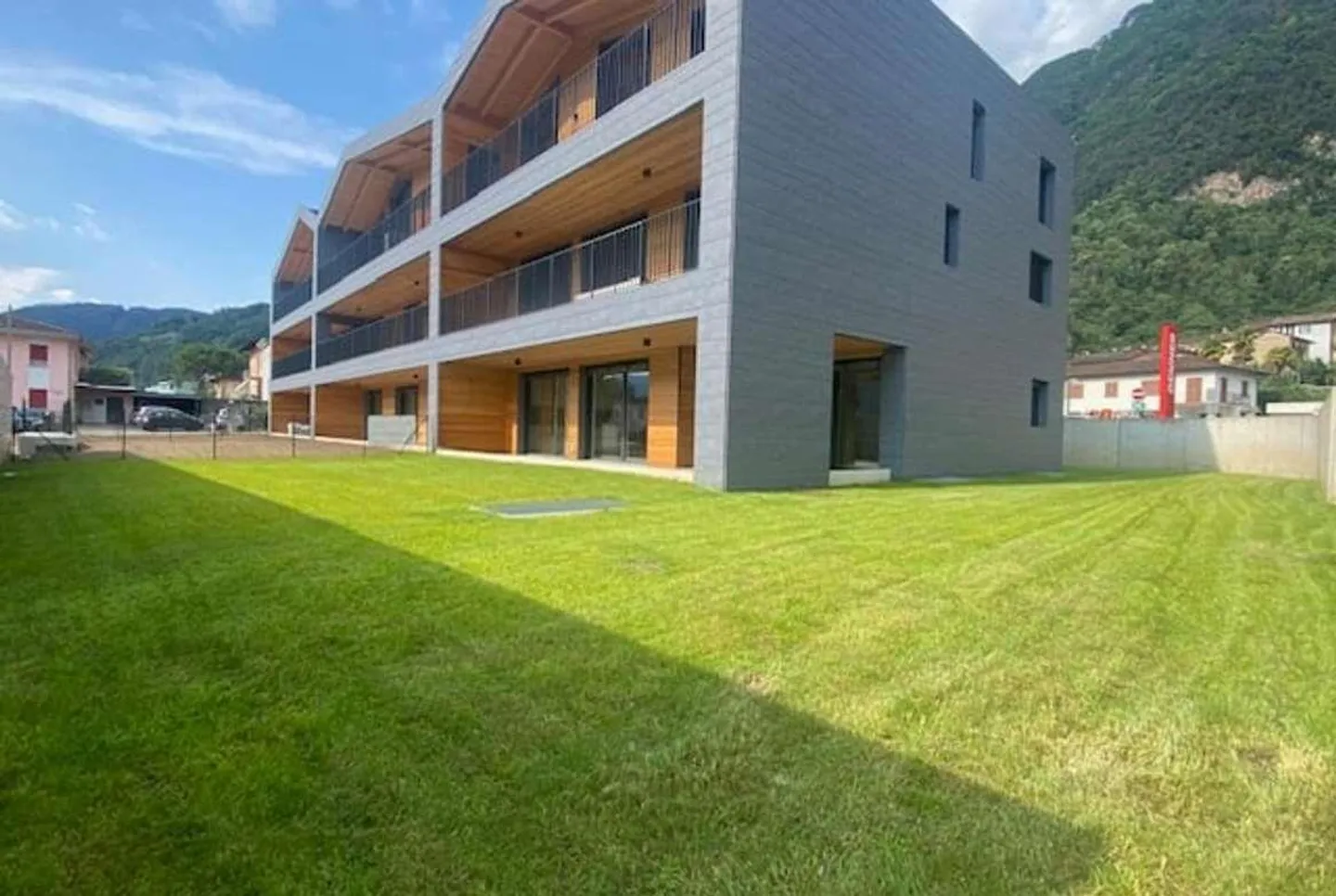Neues geräumiges 4,5-Zimmer mit großem Garten - Foto 1 von 6