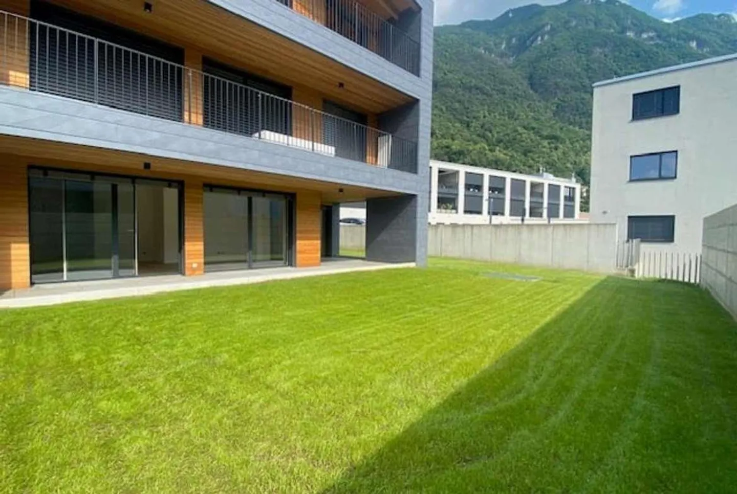 Neues geräumiges 4,5-Zimmer mit großem Garten - Foto 2 von 6