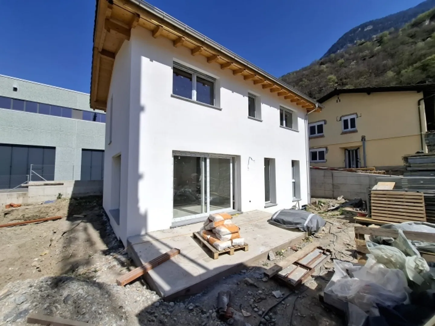 Villa indépendante en construction à Cadenazzo dans un nouveau complexe résidentiel - Photo 2 sur 12