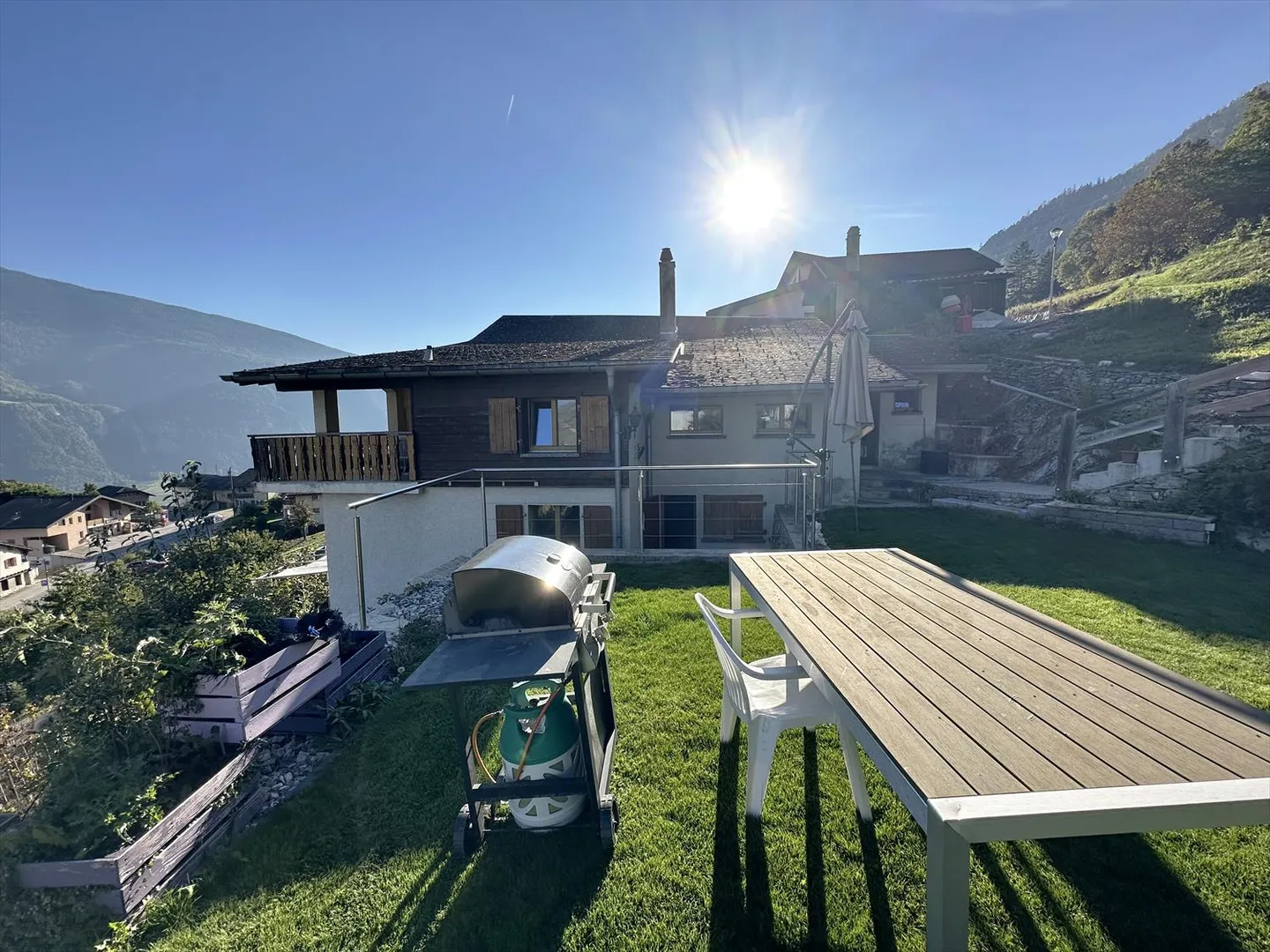 Flanthey – Charmantes Villa mit 3.5 Zimmern, Terrasse, Rasen und Doppelgarage - Foto 1 von 42
