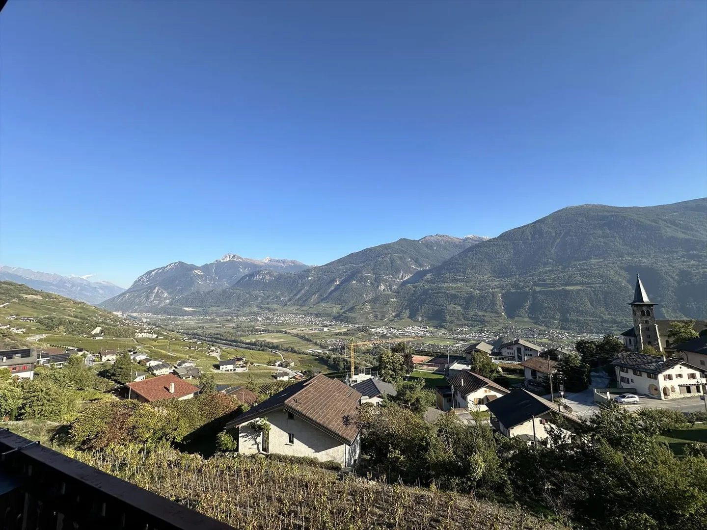 Flanthey – Charmantes Villa mit 3.5 Zimmern, Terrasse, Rasen und Doppelgarage - Foto 4 von 42