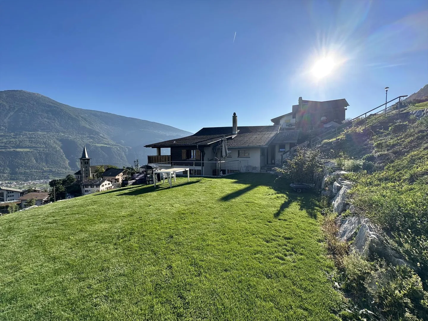 Flanthey – Charmantes Villa mit 3.5 Zimmern, Terrasse, Rasen und Doppelgarage - Foto 5 von 42