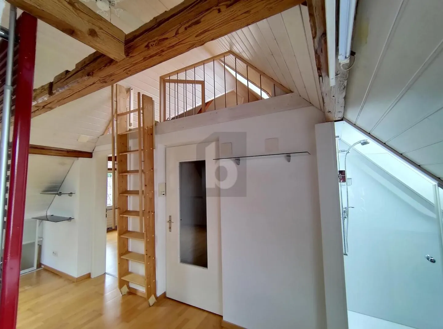 BAIGNÉ DE LUMIÈRE DANS UN ENDROIT CALME - Photo 1 sur 6