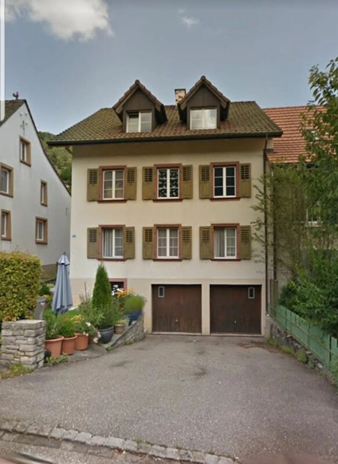 Yield property, well-maintained multi-family house with 3 apartments - Photo 1 of 16