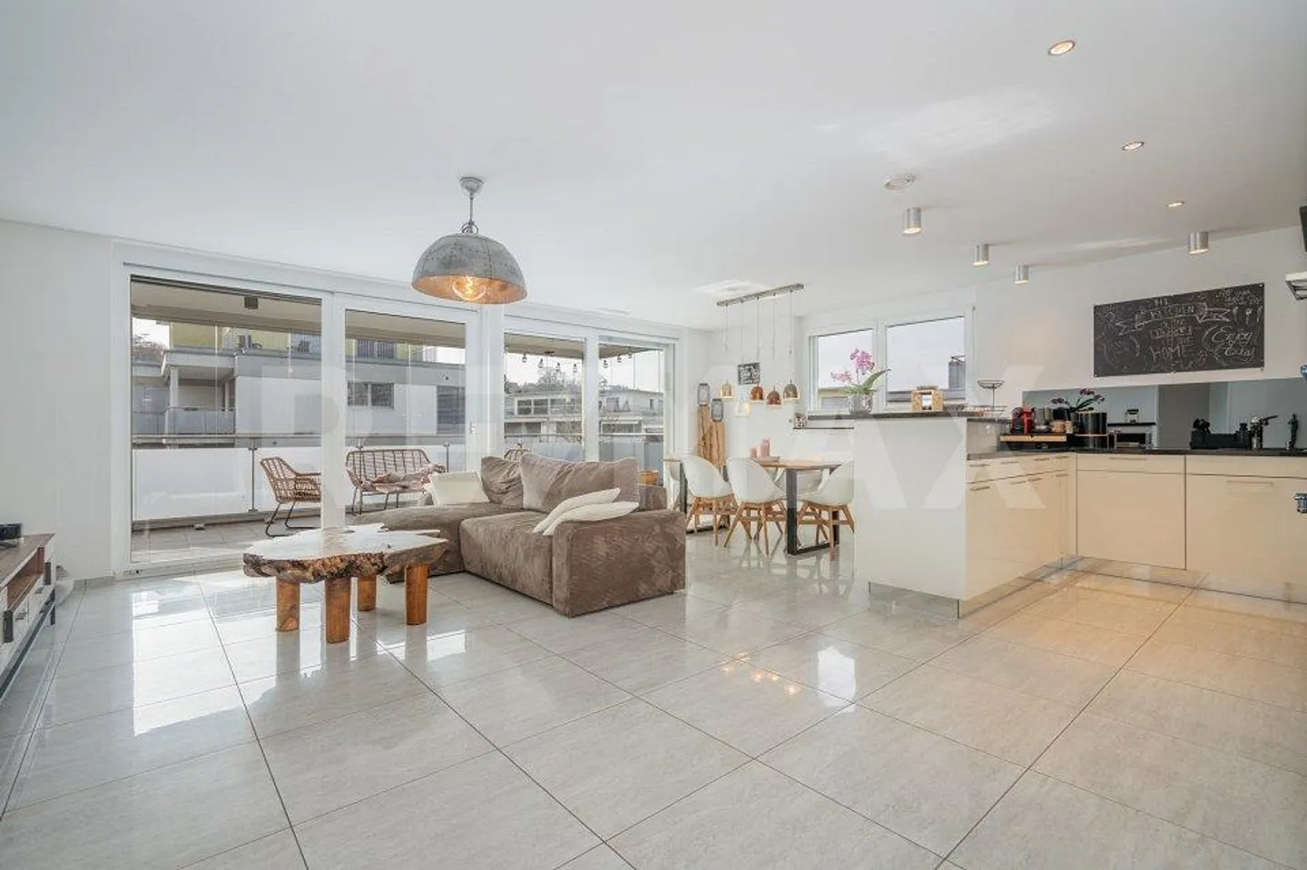 Licht, Raum und Komfort – zeitgemäss wohnen, grosszügig leben - Foto 3 di 13