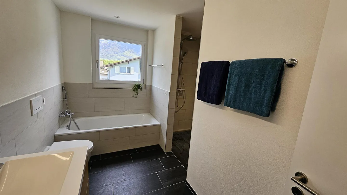 Casa bifamiliare 5.5 stanze quasi nuova - Foto 3 di 13