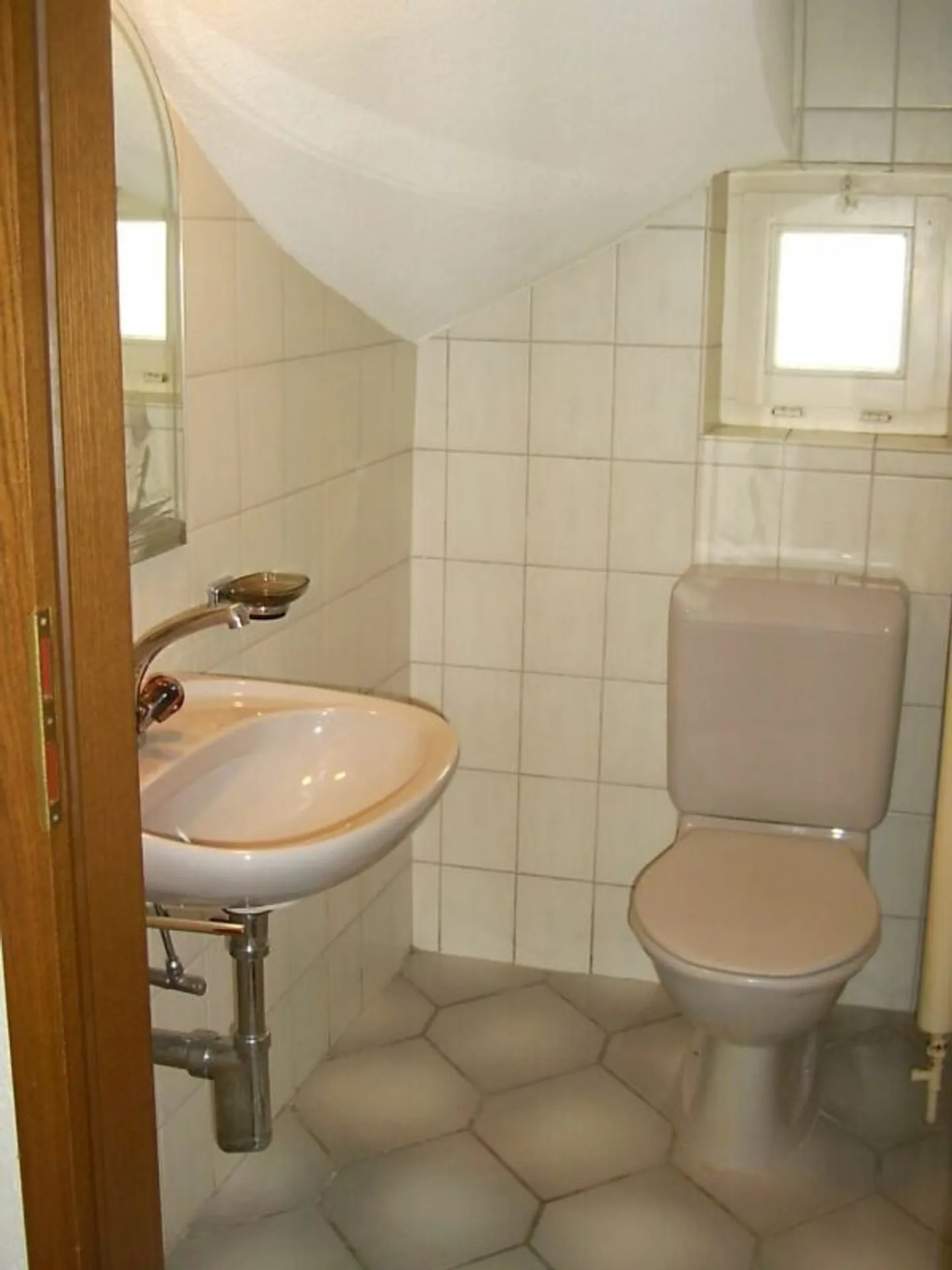 Yield property, well-maintained multi-family house with 3 apartments - Photo 4 of 16