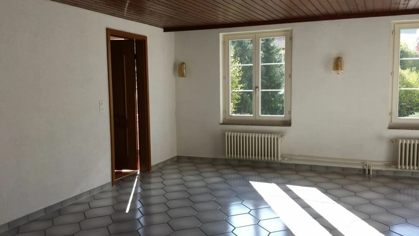 Yield property, well-maintained multi-family house with 3 apartments - Photo 7 of 16