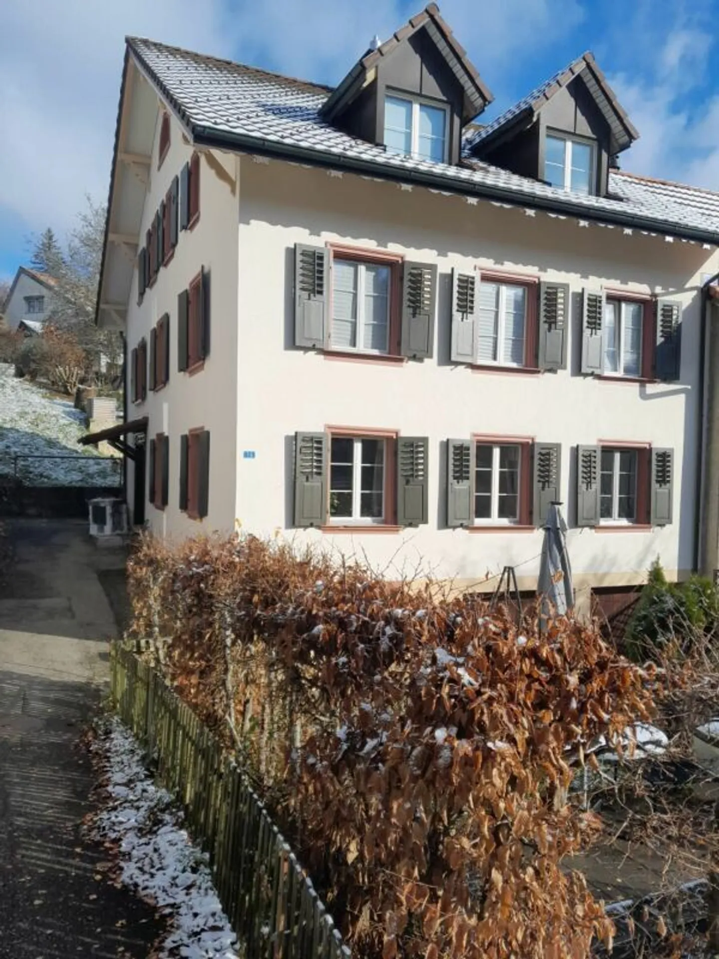 Yield property, well-maintained multi-family house with 3 apartments - Photo 15 of 16