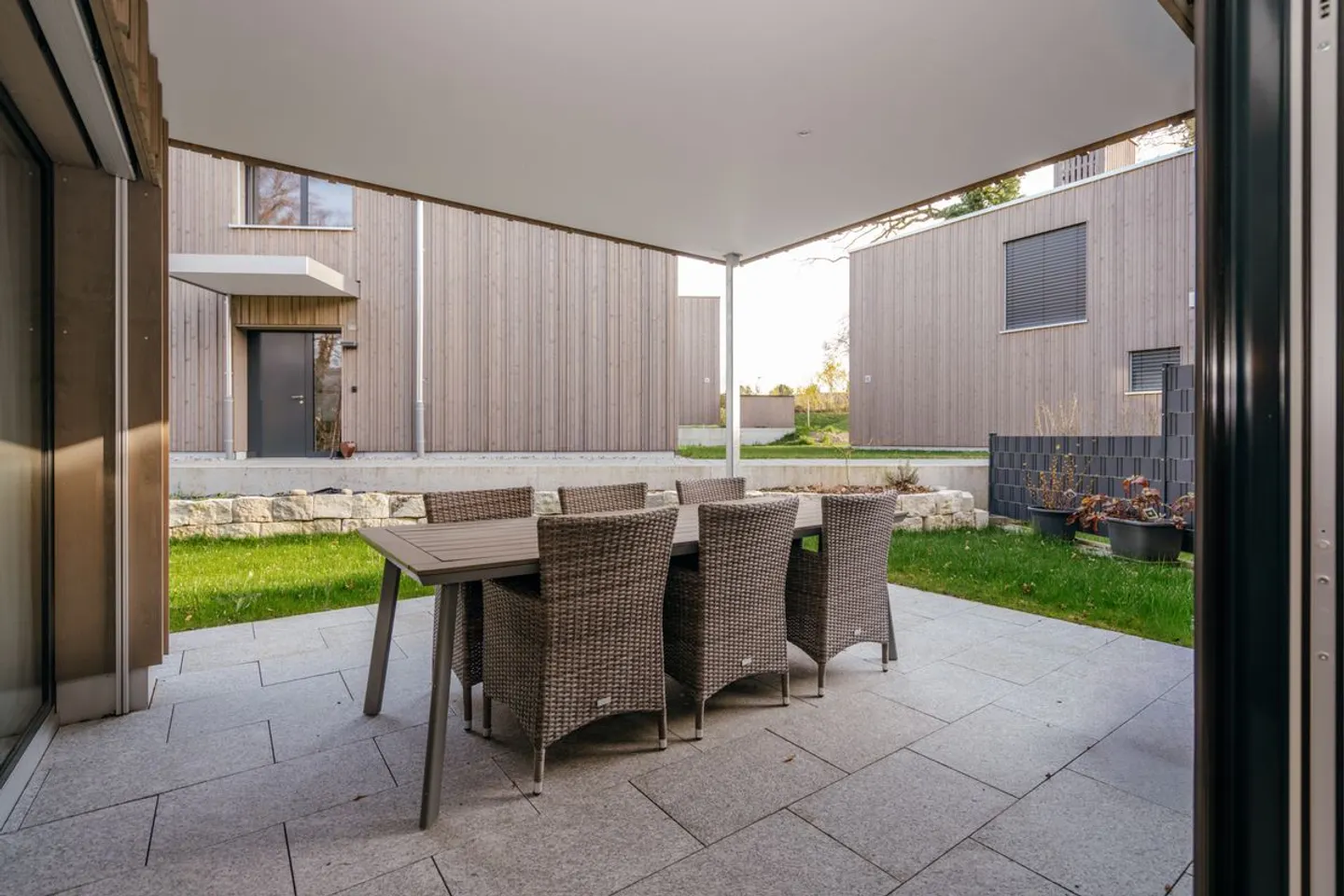 Casa familiare moderna con giardino - Foto 4 di 13