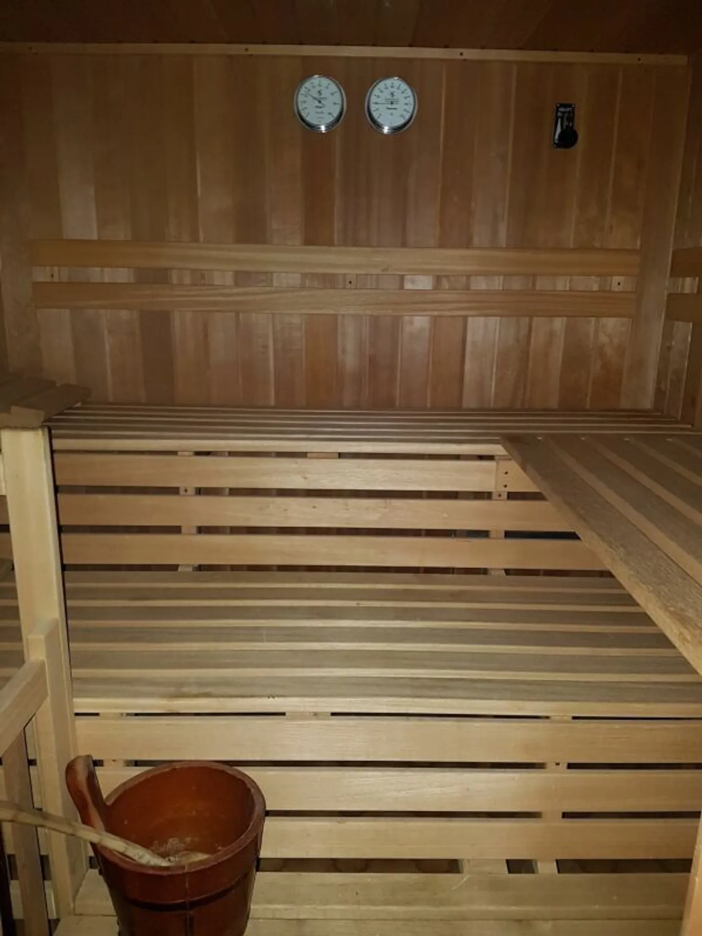 Yield property, well-maintained multi-family house with 3 apartments - Photo 12 of 16