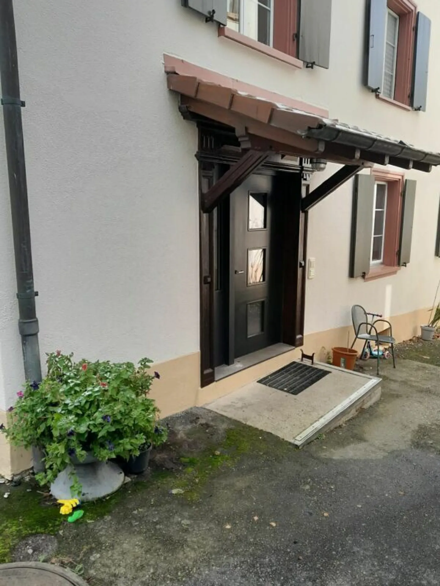 Yield property, well-maintained multi-family house with 3 apartments - Photo 14 of 16