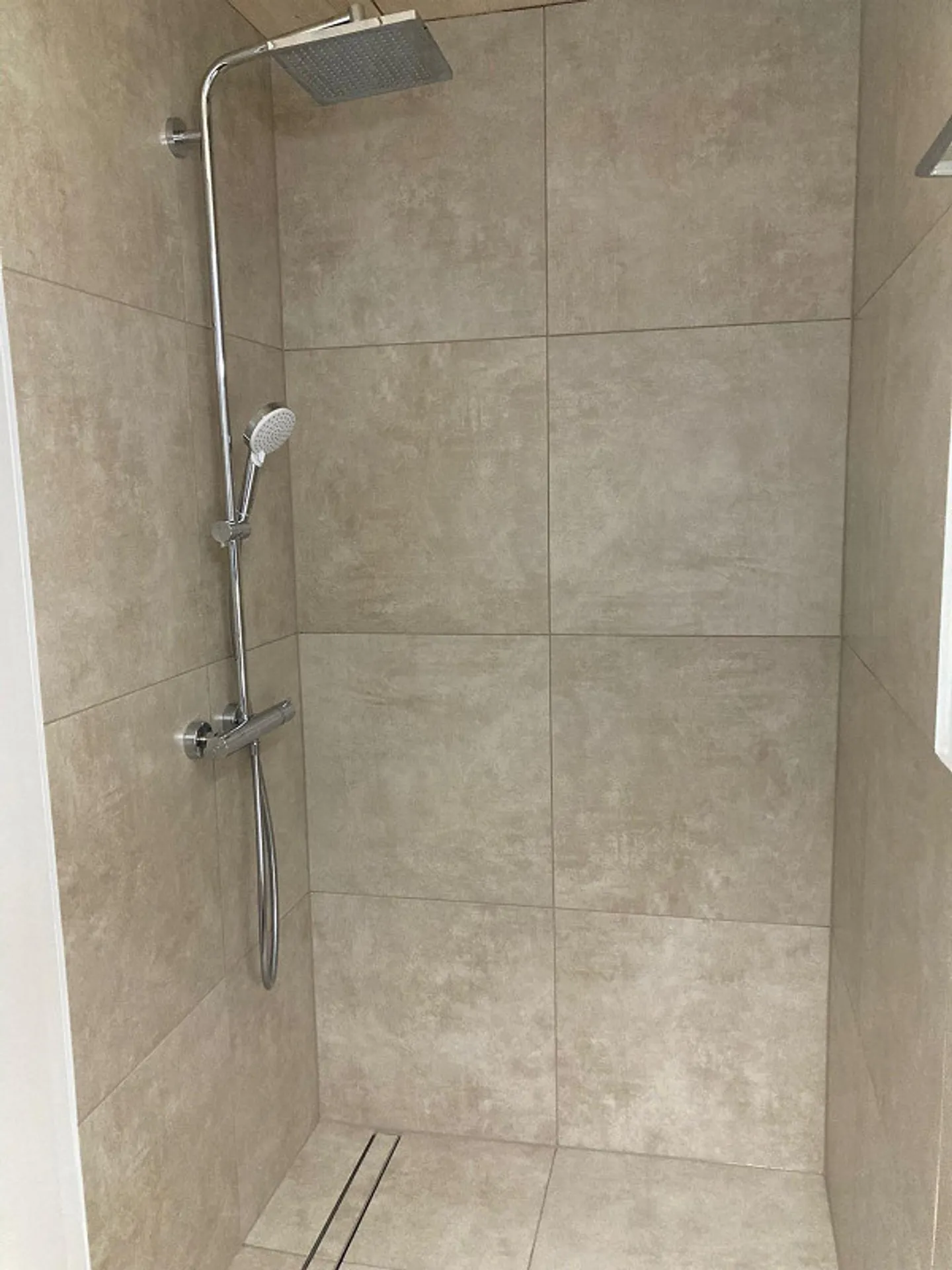 Moderne 5.5-Zimmer-Wohnung mit Garage und Terasse in Elsau - Foto 7 di 12