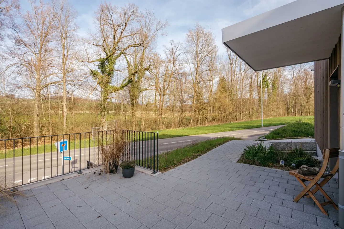 Casa familiare moderna con giardino - Foto 5 di 13