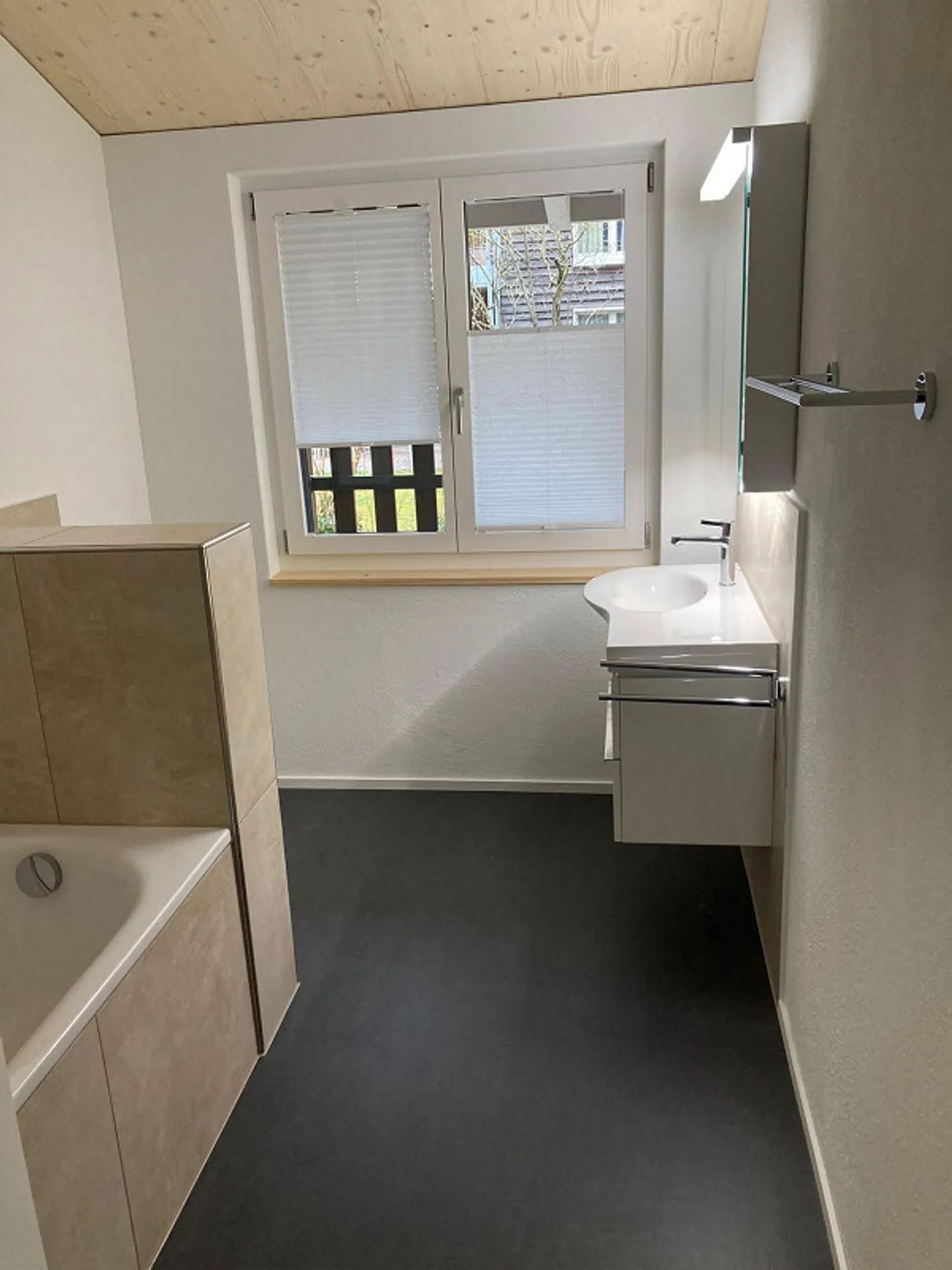 Moderne 5.5-Zimmer-Wohnung mit Garage und Terasse in Elsau - Foto 9 di 12