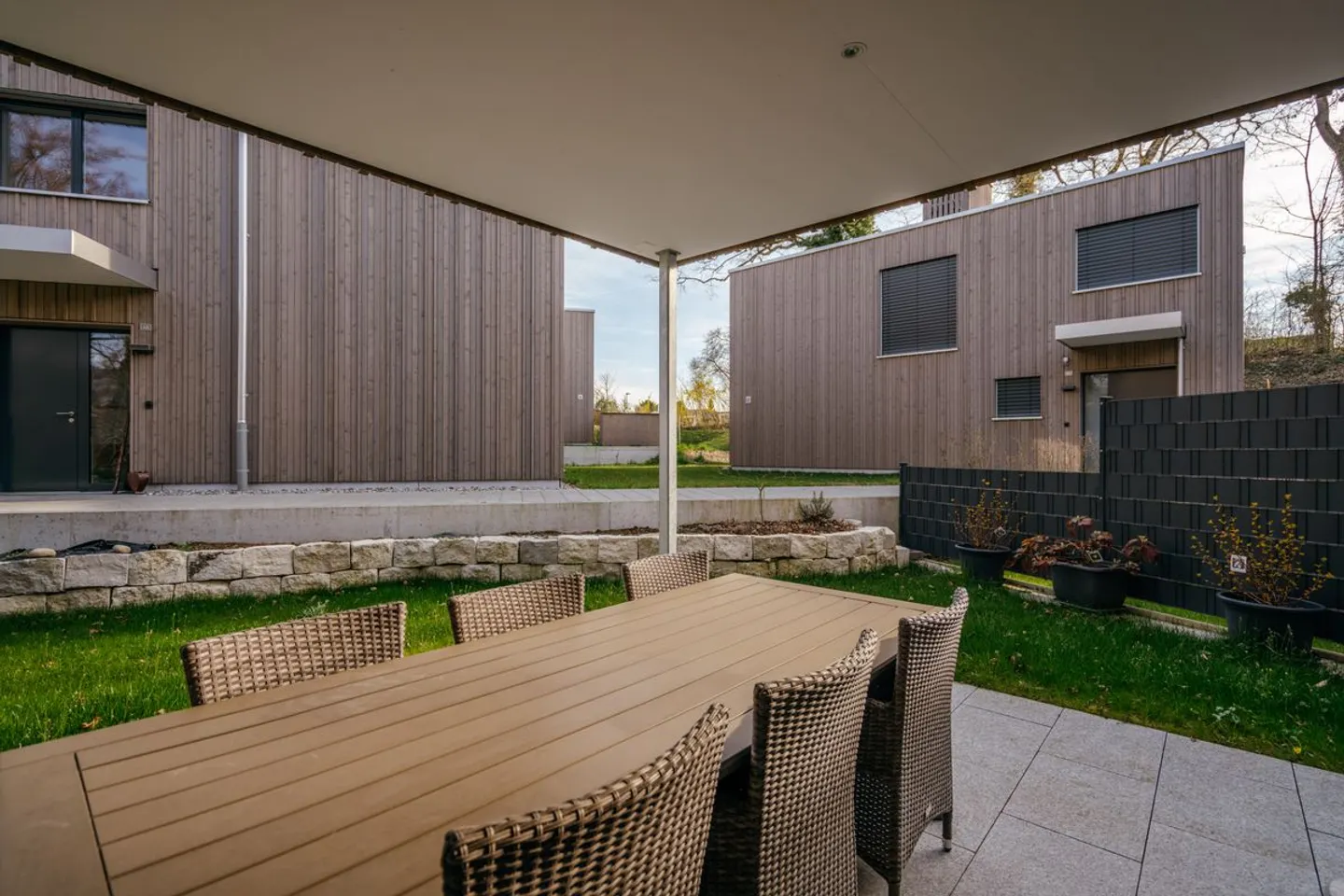 Casa familiare moderna con giardino - Foto 10 di 13