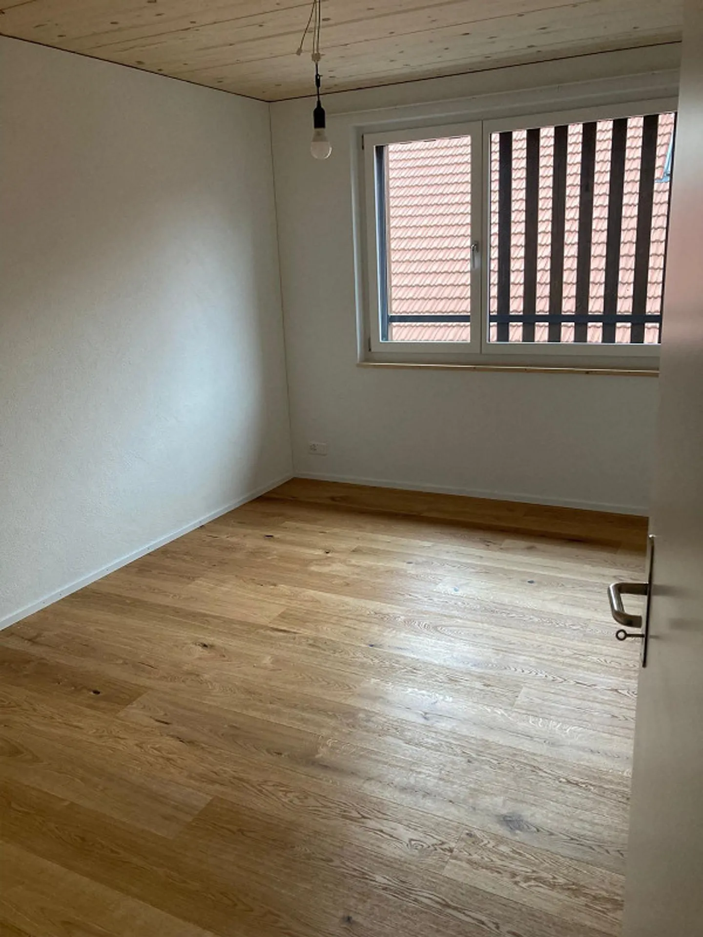 Moderne 5.5-Zimmer-Wohnung mit Garage und Terasse in Elsau - Foto 10 di 12