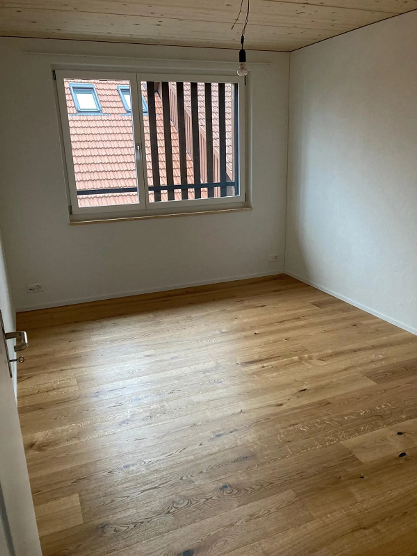 Moderne 5.5-Zimmer-Wohnung mit Garage und Terasse in Elsau - Foto 11 di 12