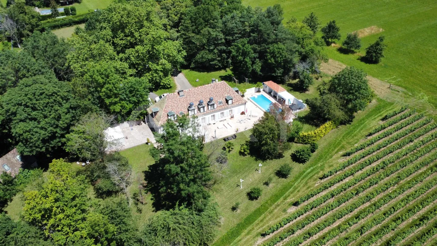 Manor House with great potential - Photo 3 of 10