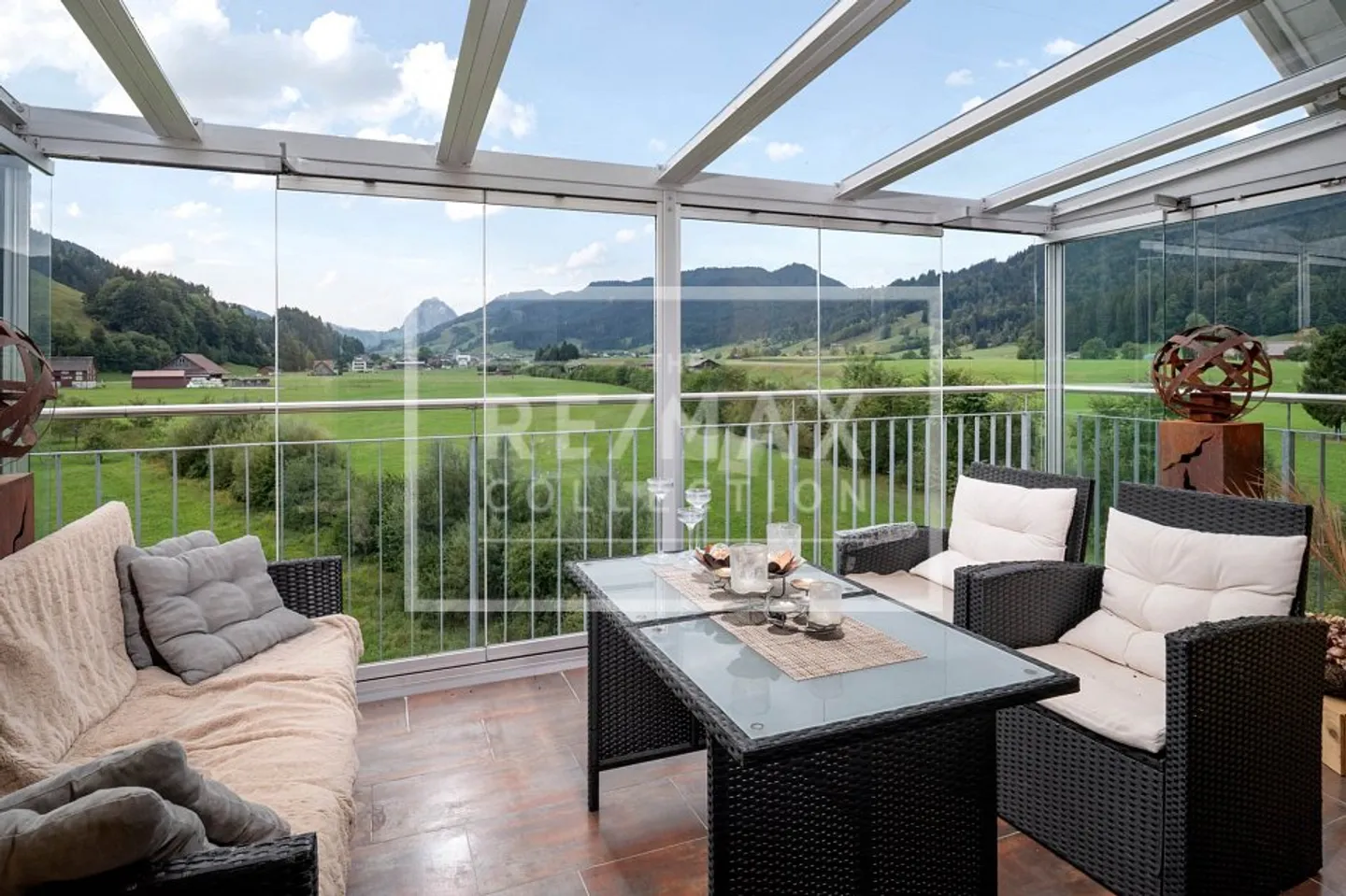 Edle 5.5-Zimmer-Dachwohnung mit 3 Balkonen und atemberaubendem Mythenblick in Einsiedeln zu kaufen! - Foto 3 di 13