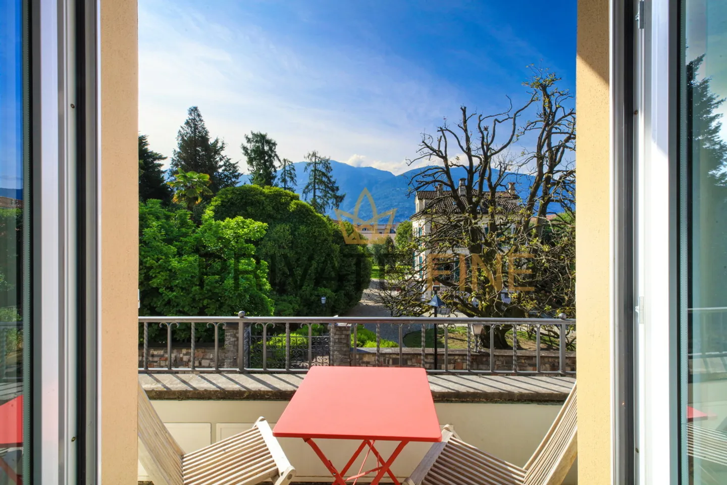 Charming Apartment with Terrace - Photo 3 of 10