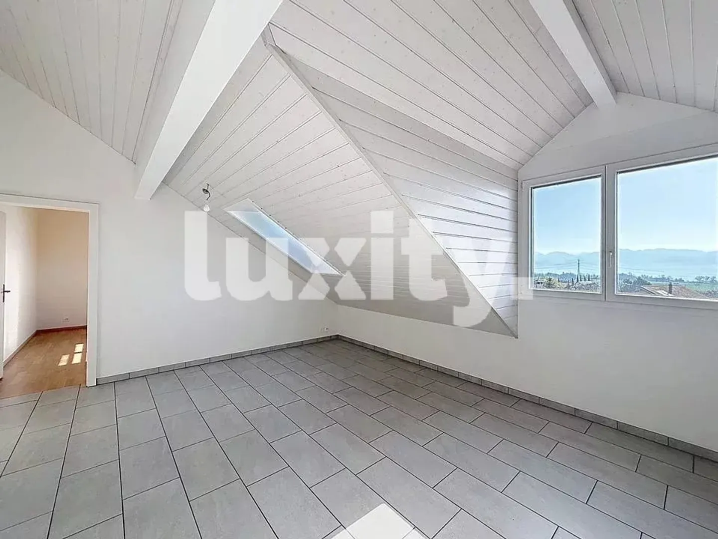 Top floor apartment in Gilly with magnificent lake view - Photo 2 of 8
